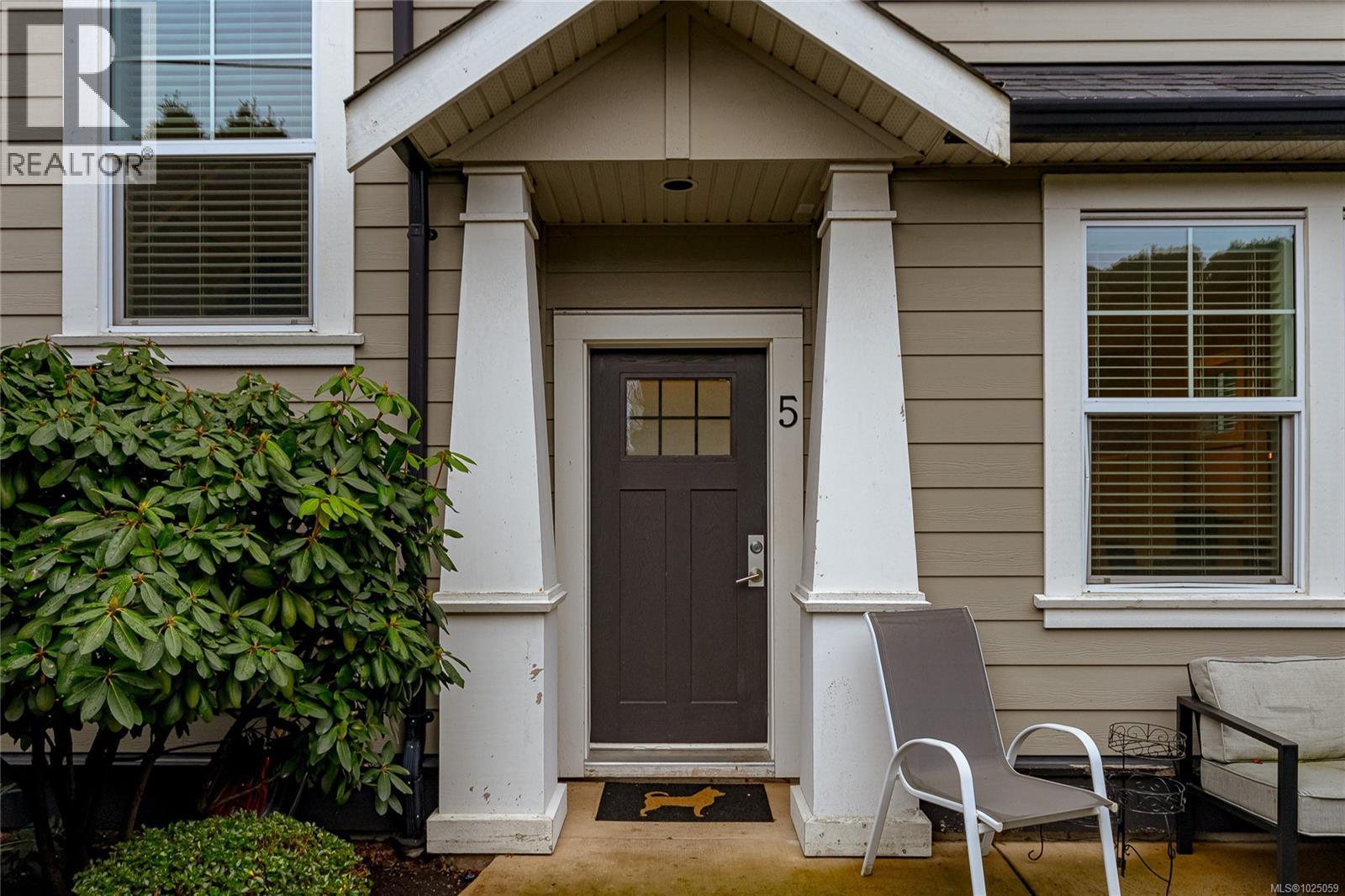 #5 3903 Douglas St - 3