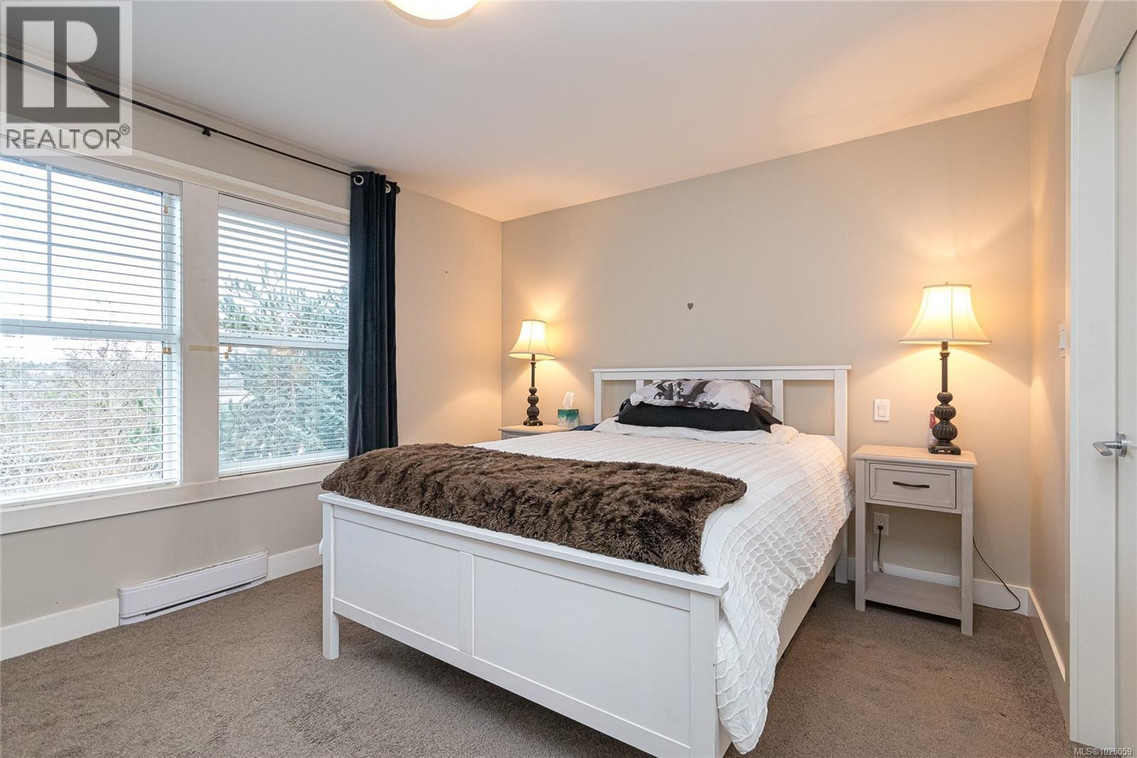 5 3903 Douglas Street, Saanich
