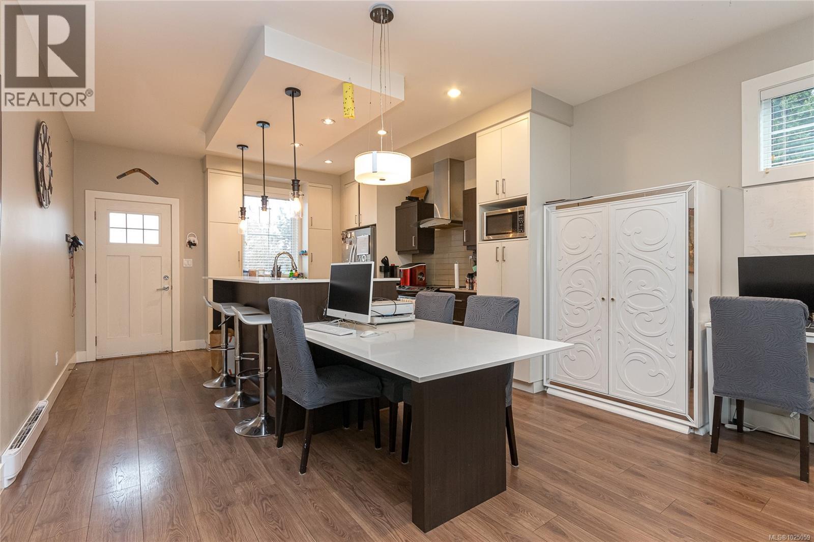 #5 3903 Douglas St - 9