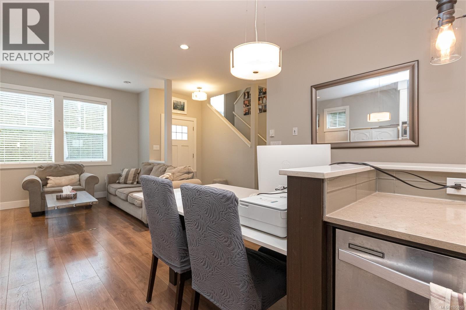 5 3903 Douglas Street, Saanich