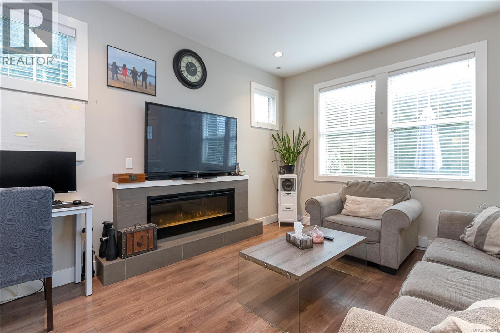5 3903 Douglas Street, Saanich