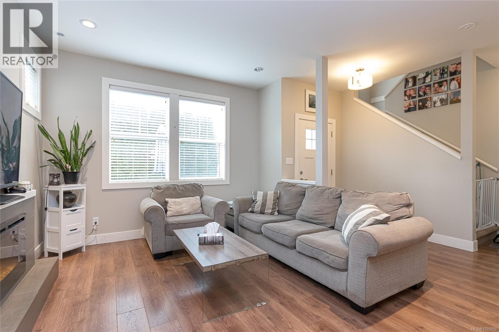 5 3903 Douglas Street, Saanich