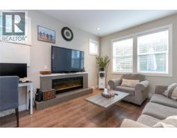 Primary Bedroom - 5 3903 Douglas St, Saanich, BC V8X5L3 Photo 6