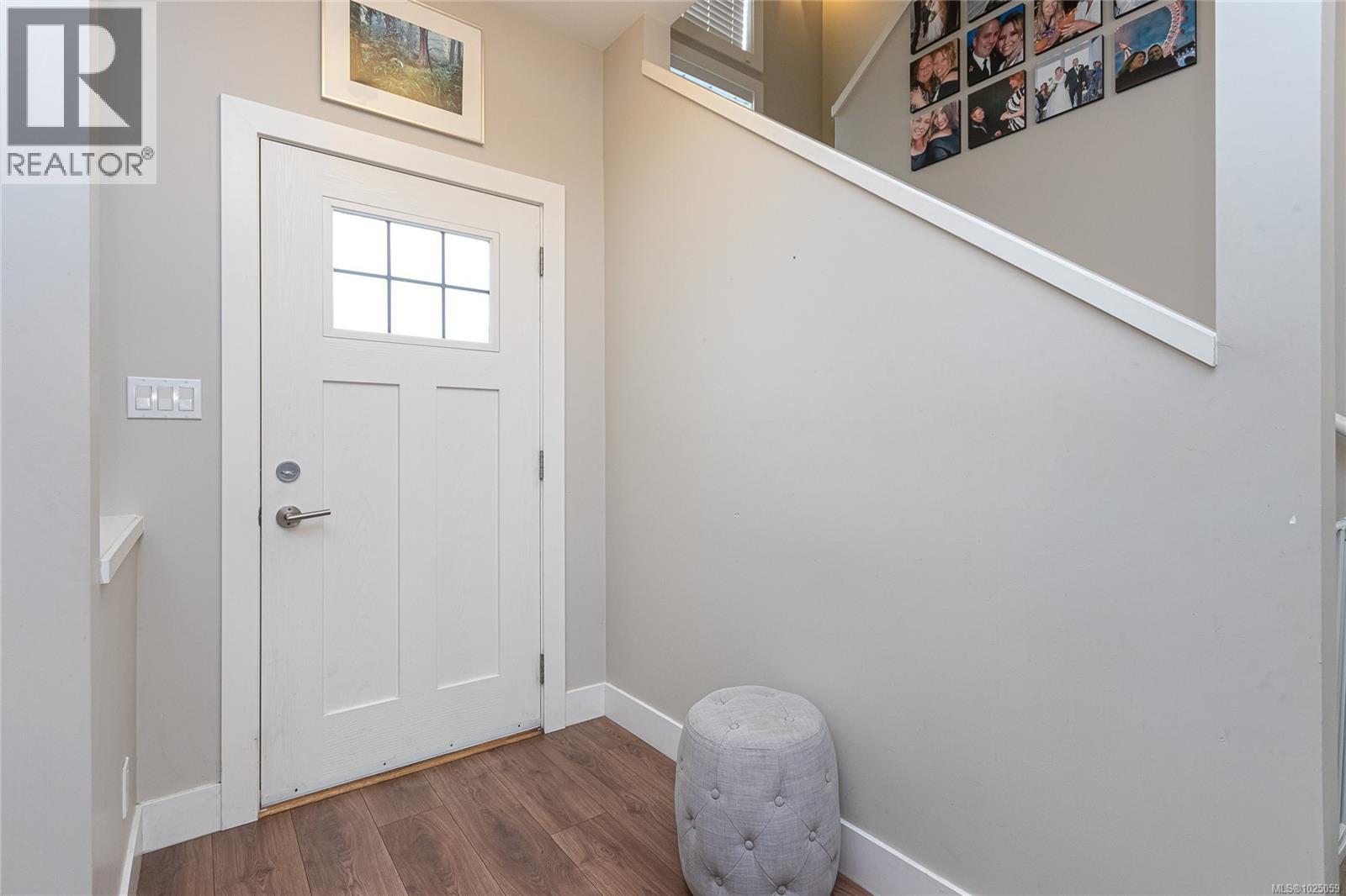 5 3903 Douglas Street, Saanich