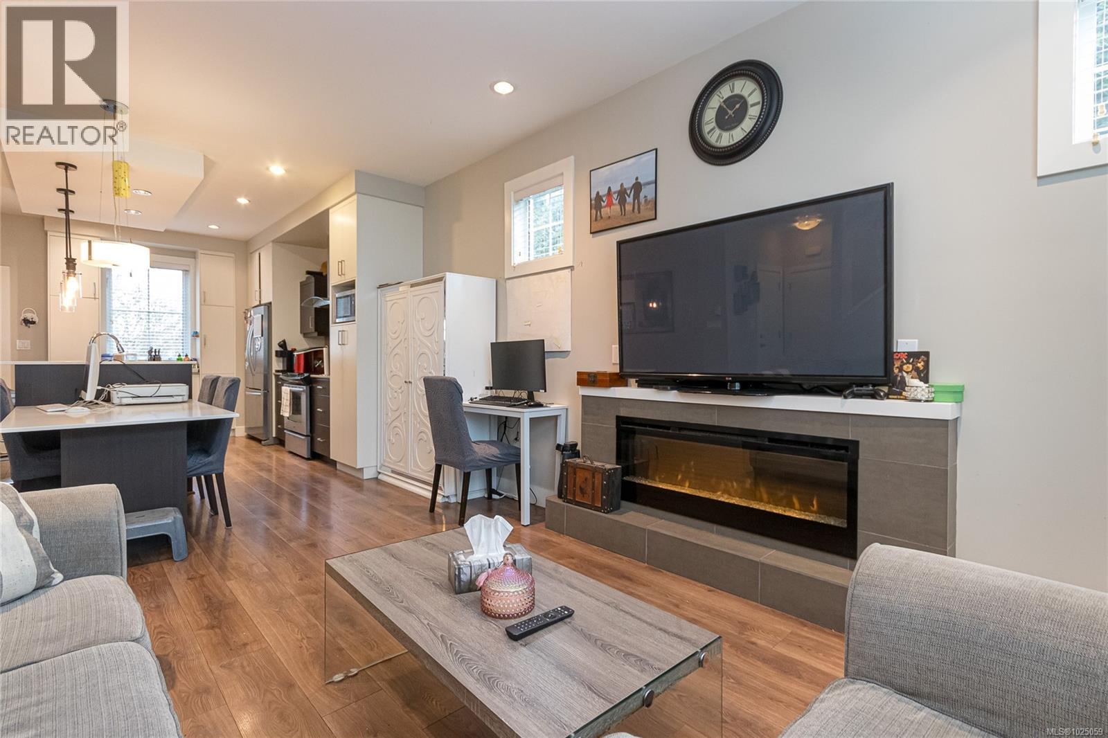 5 3903 Douglas Street, Saanich