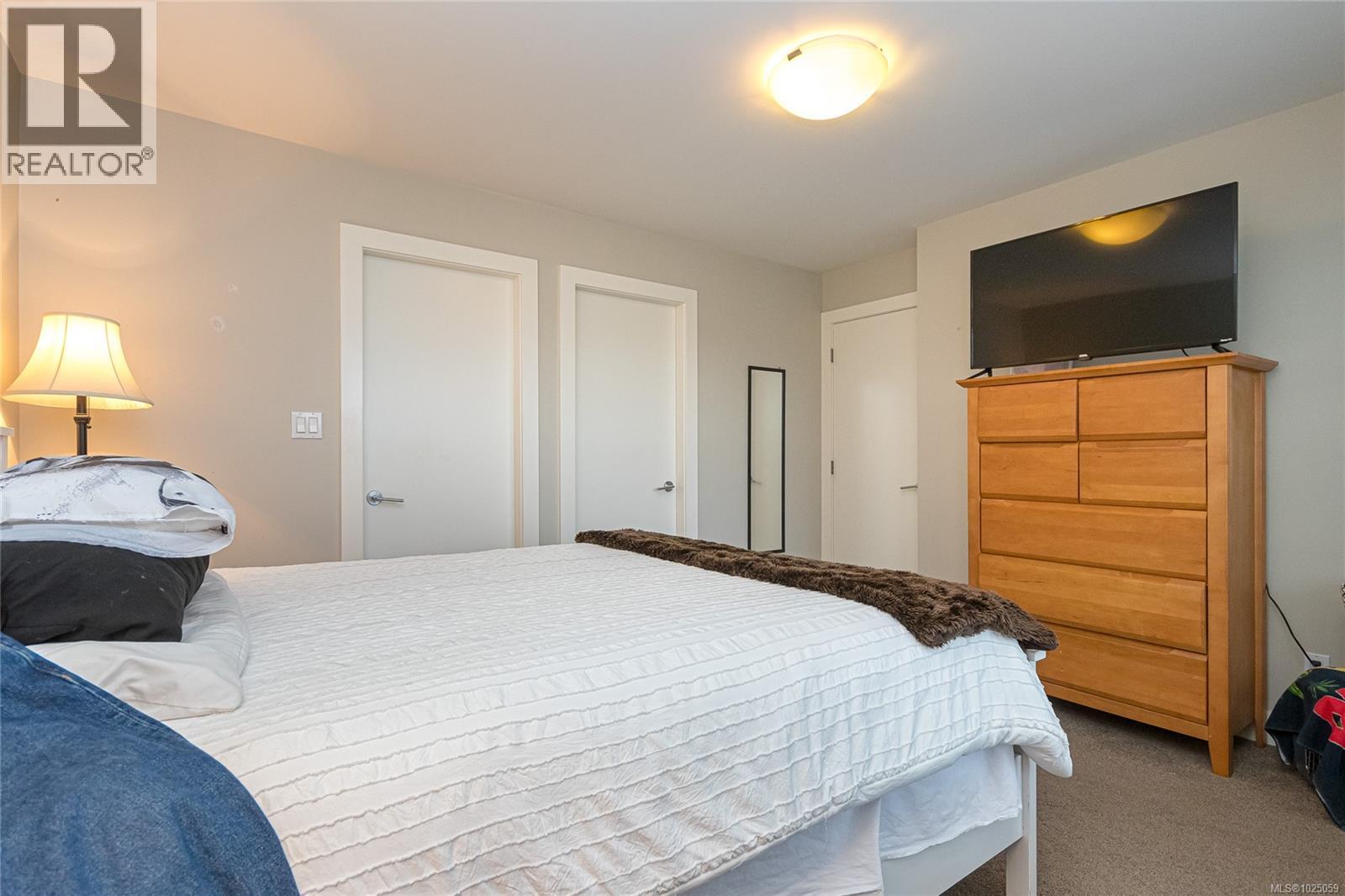#5 3903 Douglas St - 16