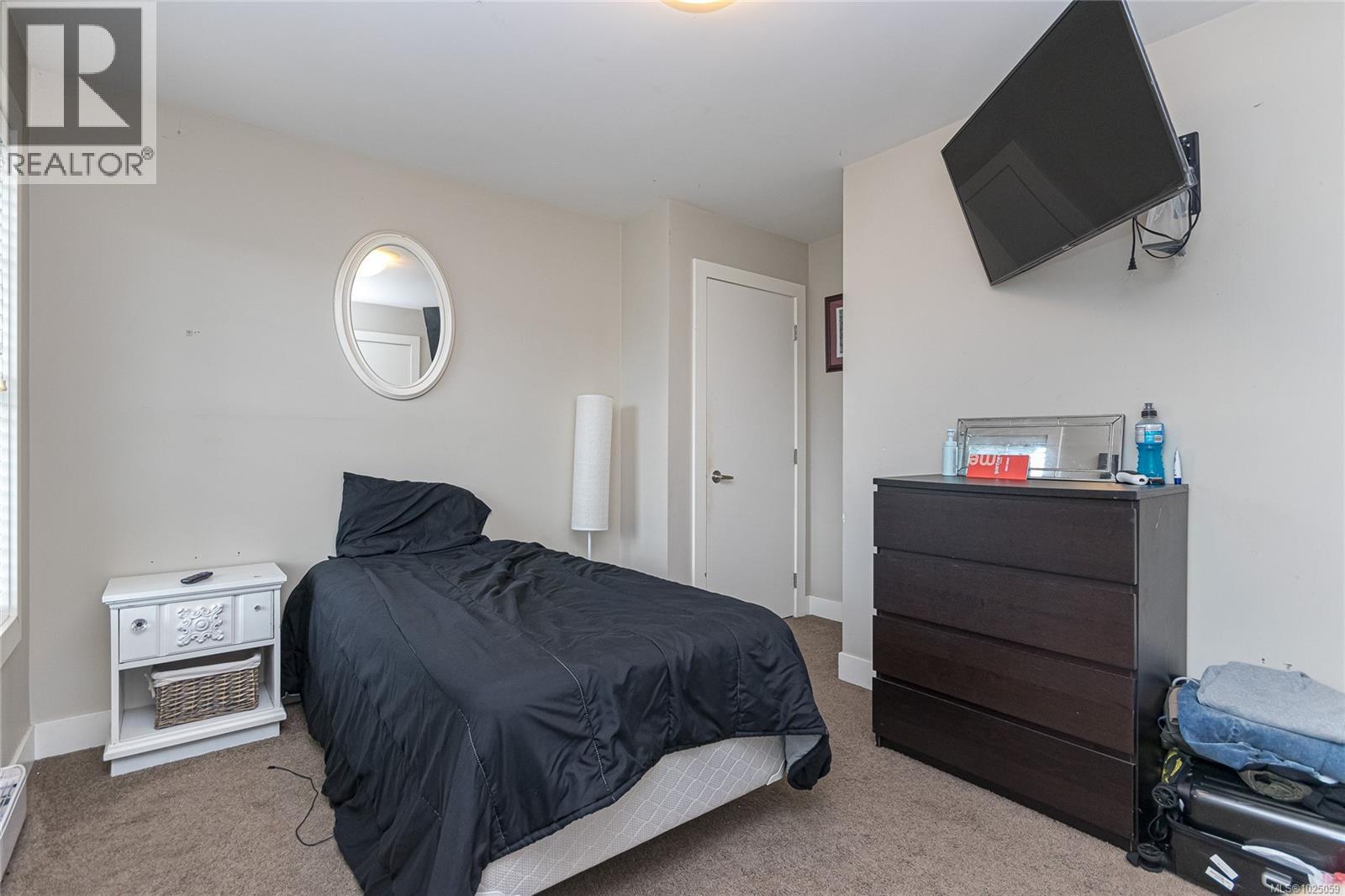 #5 3903 Douglas St - 21