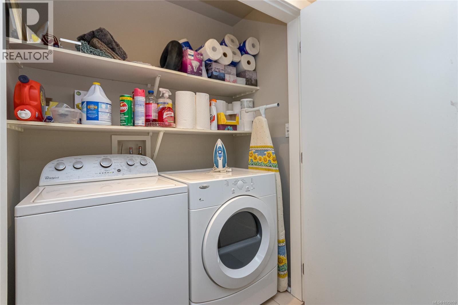 5 3903 Douglas Street, Saanich