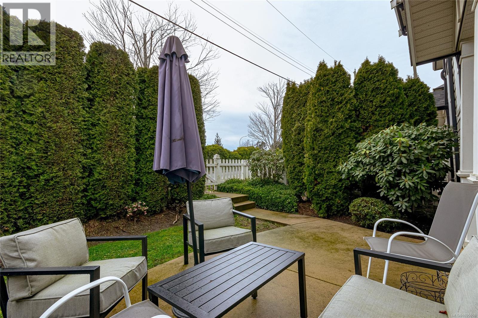 5 3903 Douglas Street, Saanich