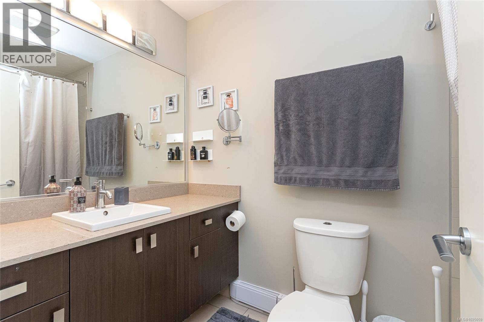 5 3903 Douglas Street, Saanich