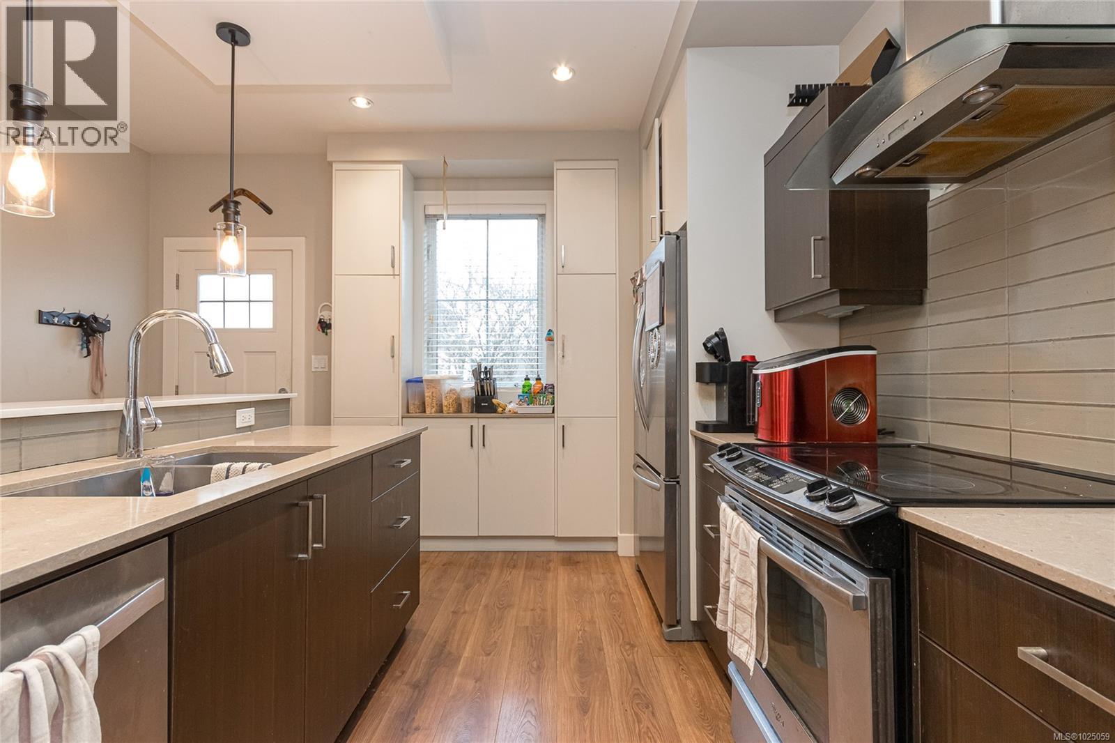 5 3903 Douglas Street, Saanich