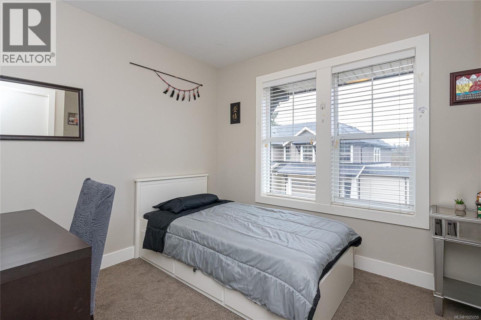 5 3903 Douglas Street, Saanich