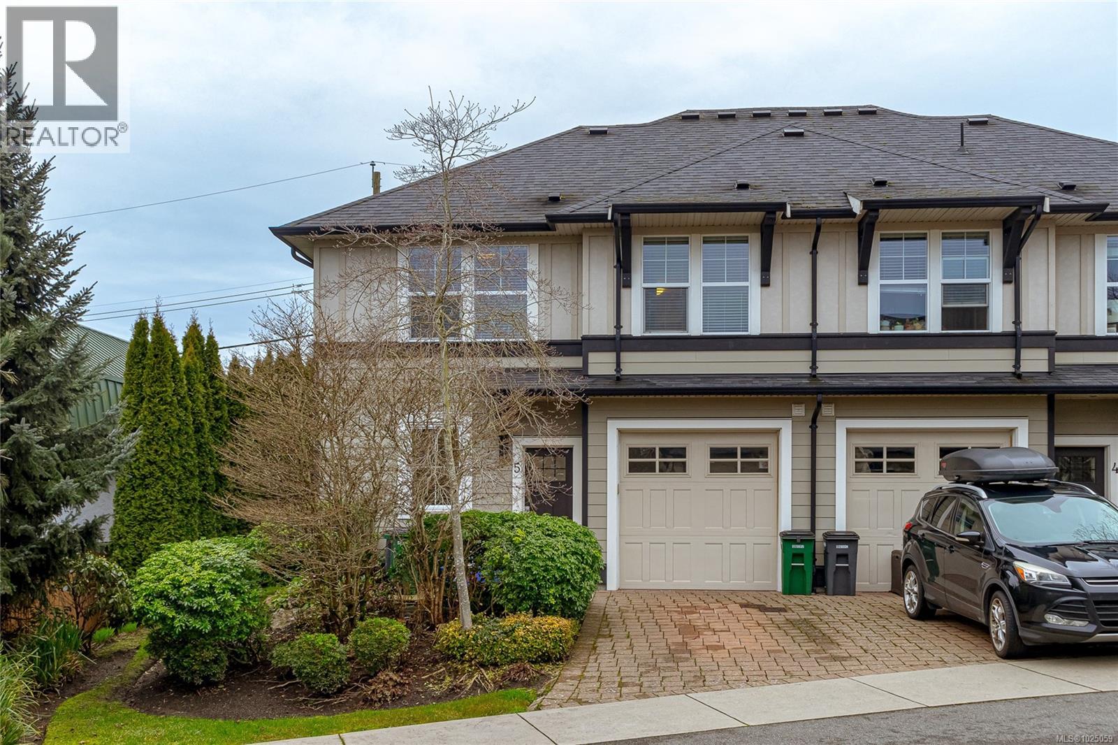 5 3903 Douglas Street, Saanich