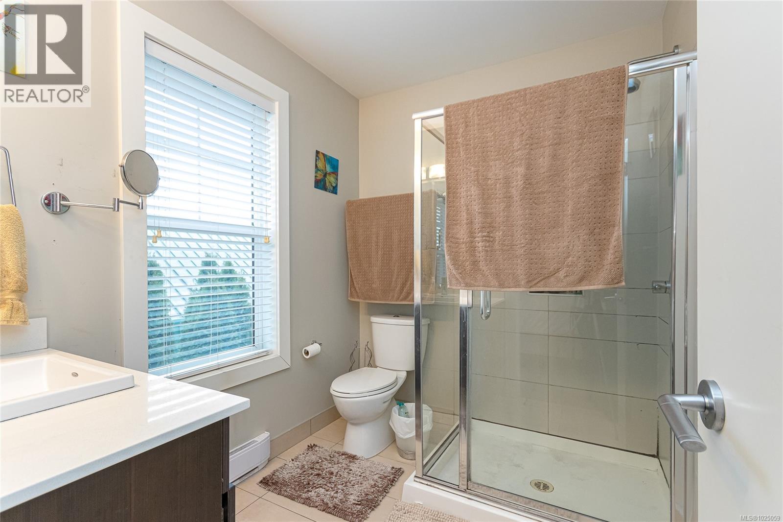 5 3903 Douglas Street, Saanich