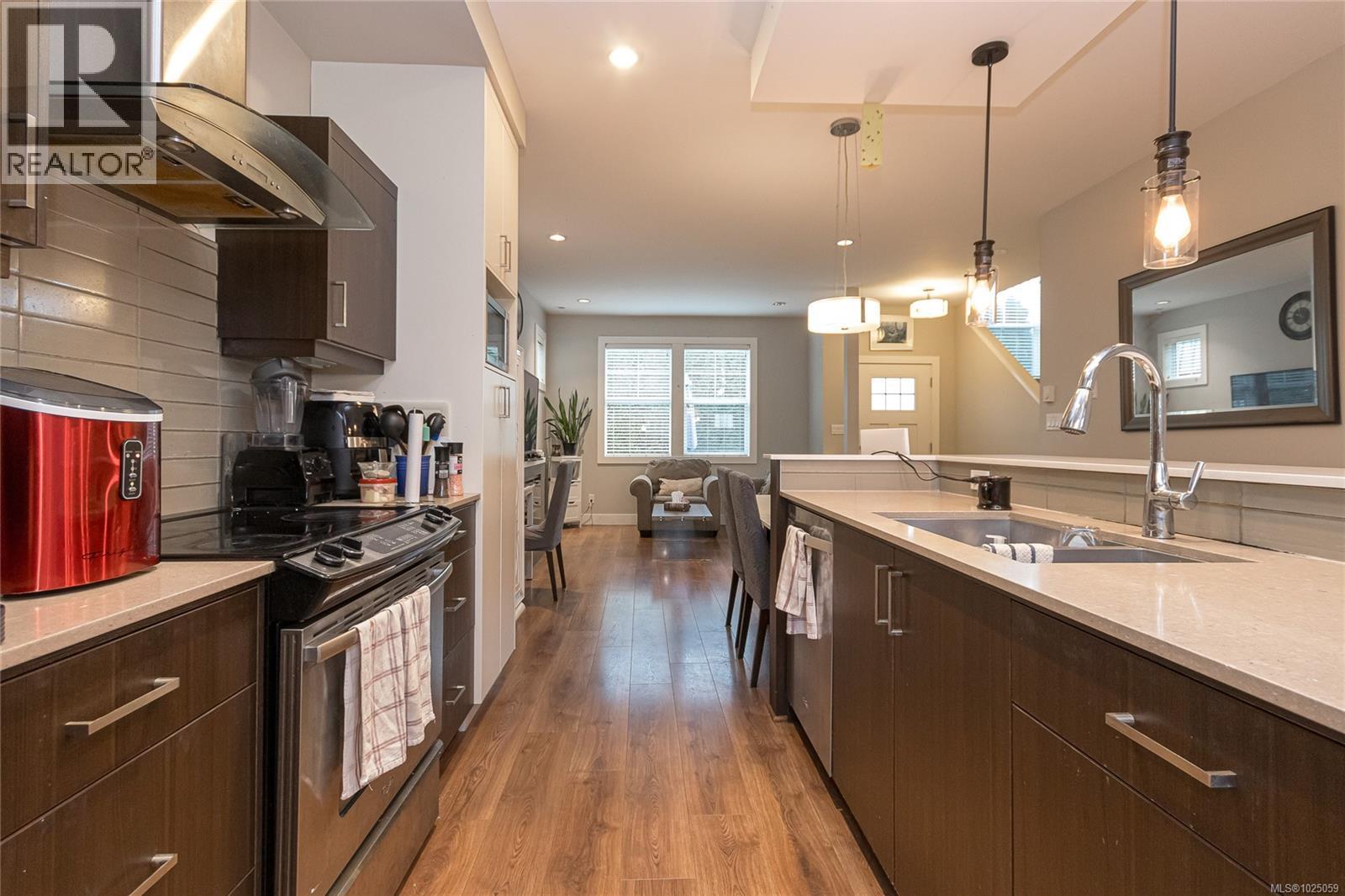 5 3903 Douglas Street, Saanich