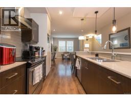 Entrance - 5 3903 Douglas St, Saanich, BC V8X5L3 Photo 12