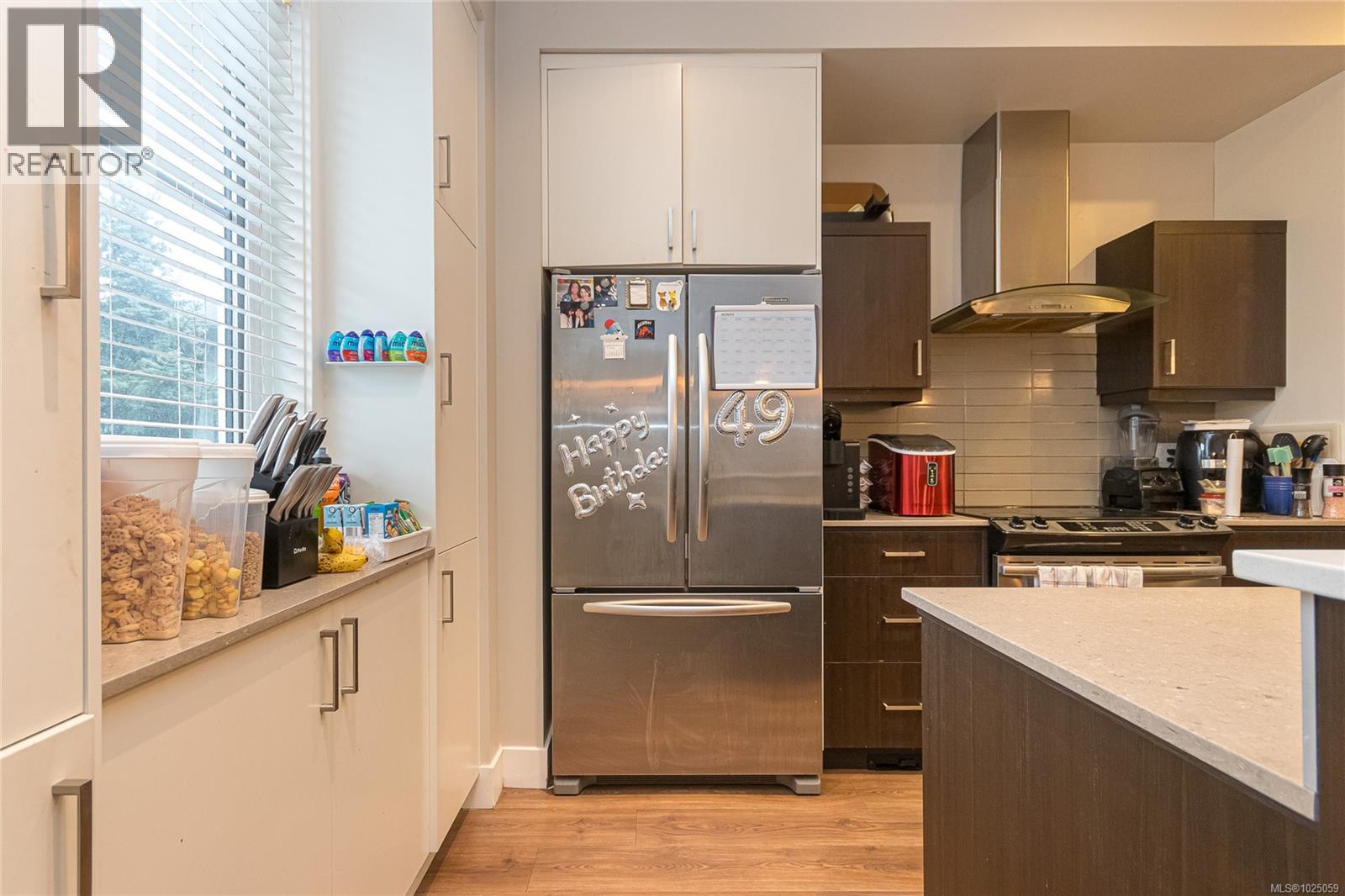 5 3903 Douglas Street, Saanich