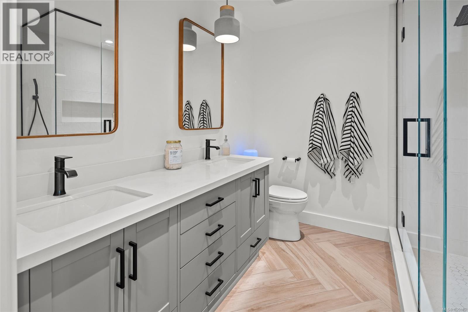 Single Family House for Sale in   Wilkinson Rd Wilkinson Ridge Saanich 