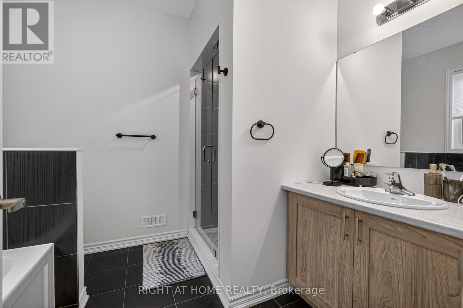 19 HILLCROFT WAY - 16
