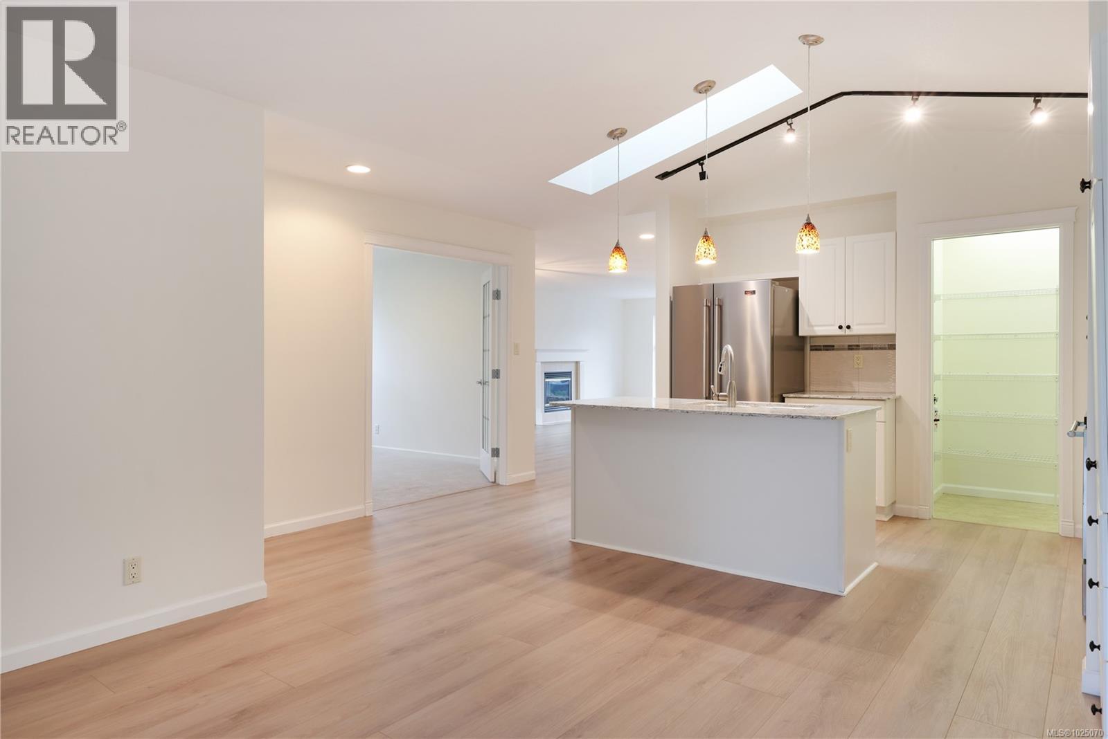 #132 1919 ST. ANDREWS PL - 7