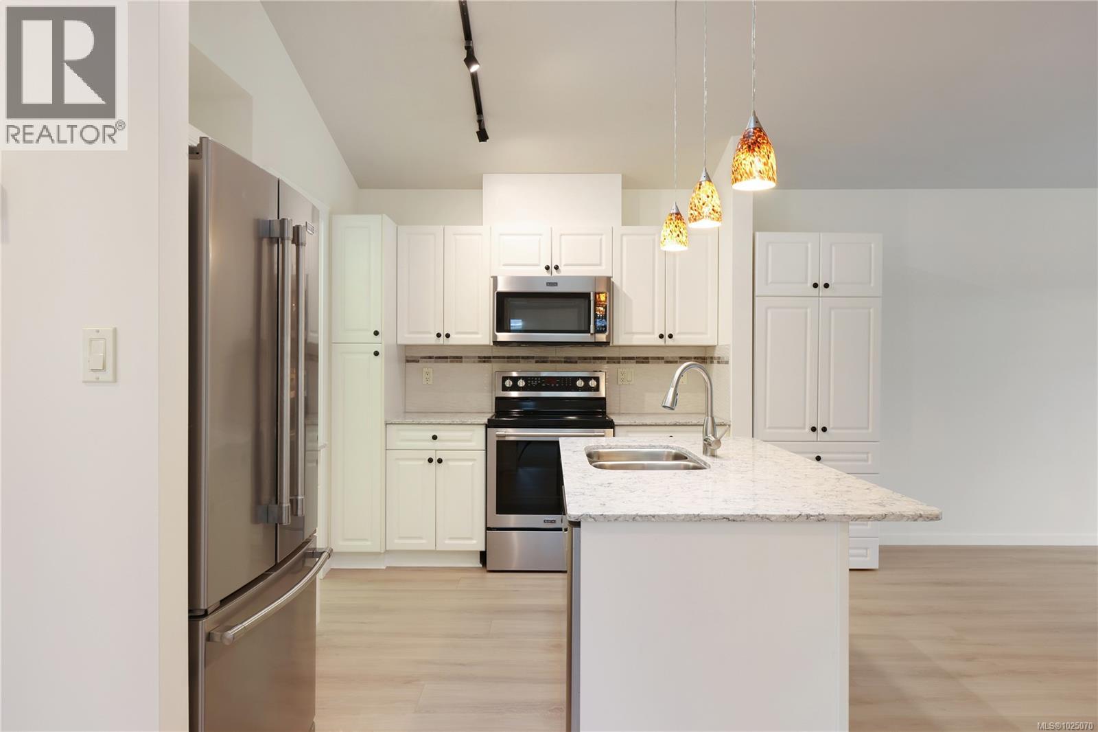 #132 1919 ST. ANDREWS PL - 10