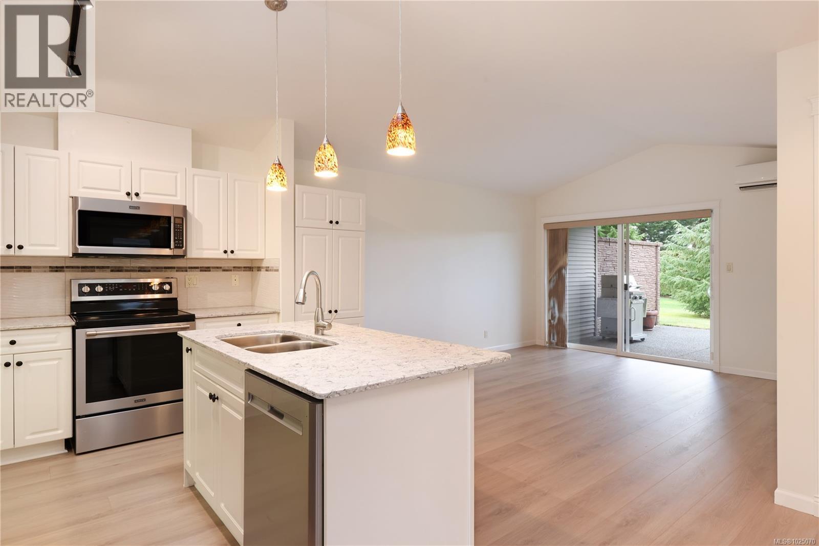 #132 1919 ST. ANDREWS PL - 9