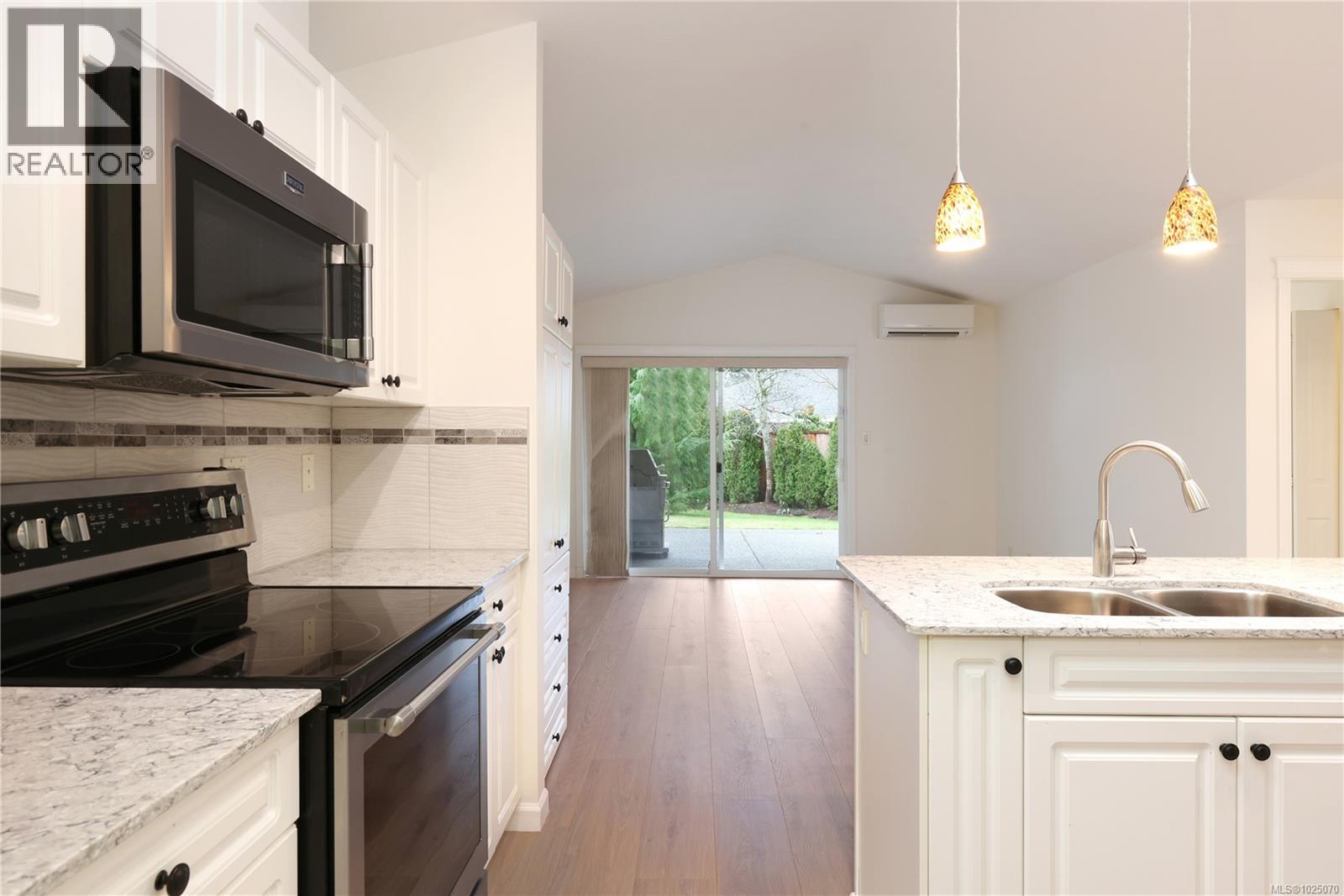 #132 1919 ST. ANDREWS PL - 11