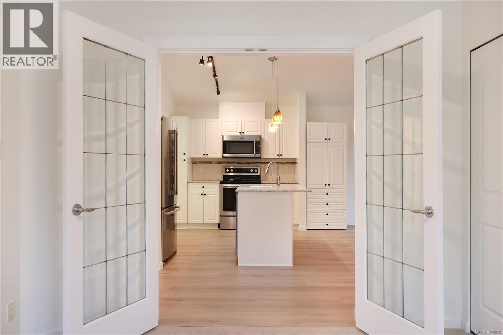 #132 1919 ST. ANDREWS PL - 12