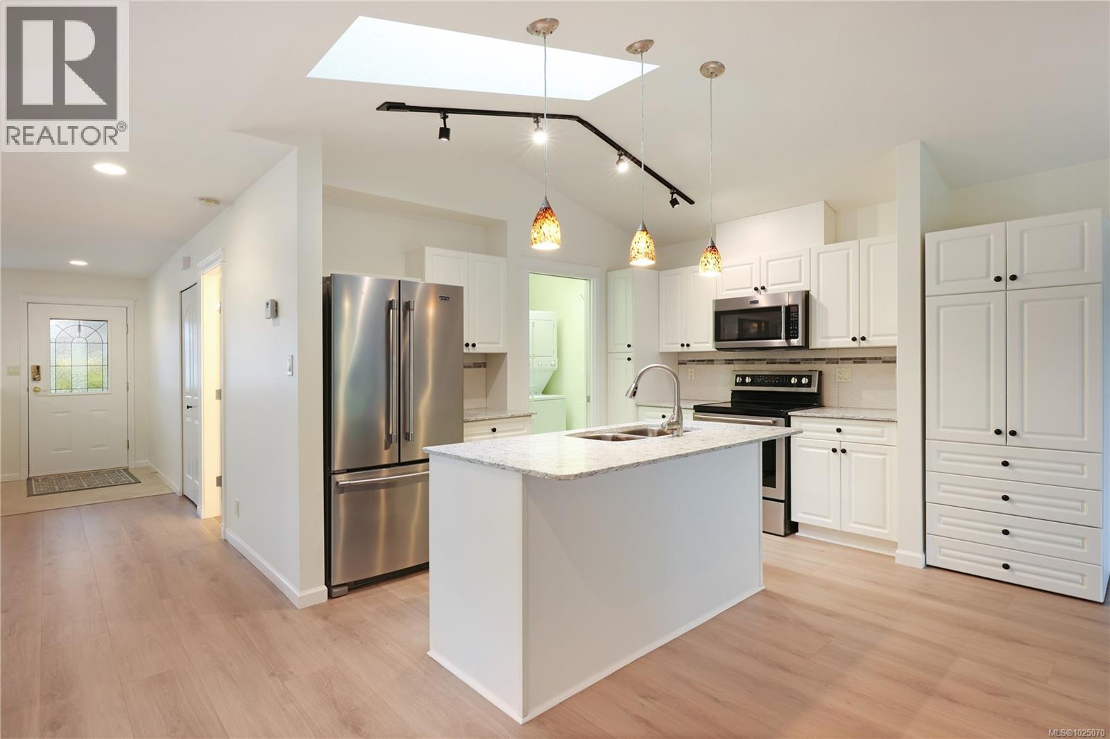 #132 1919 ST. ANDREWS PL - 8