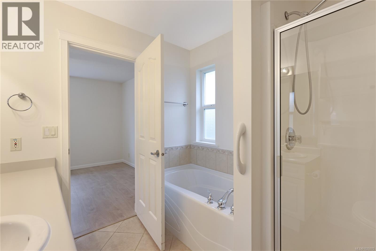 #132 1919 ST. ANDREWS PL - 22