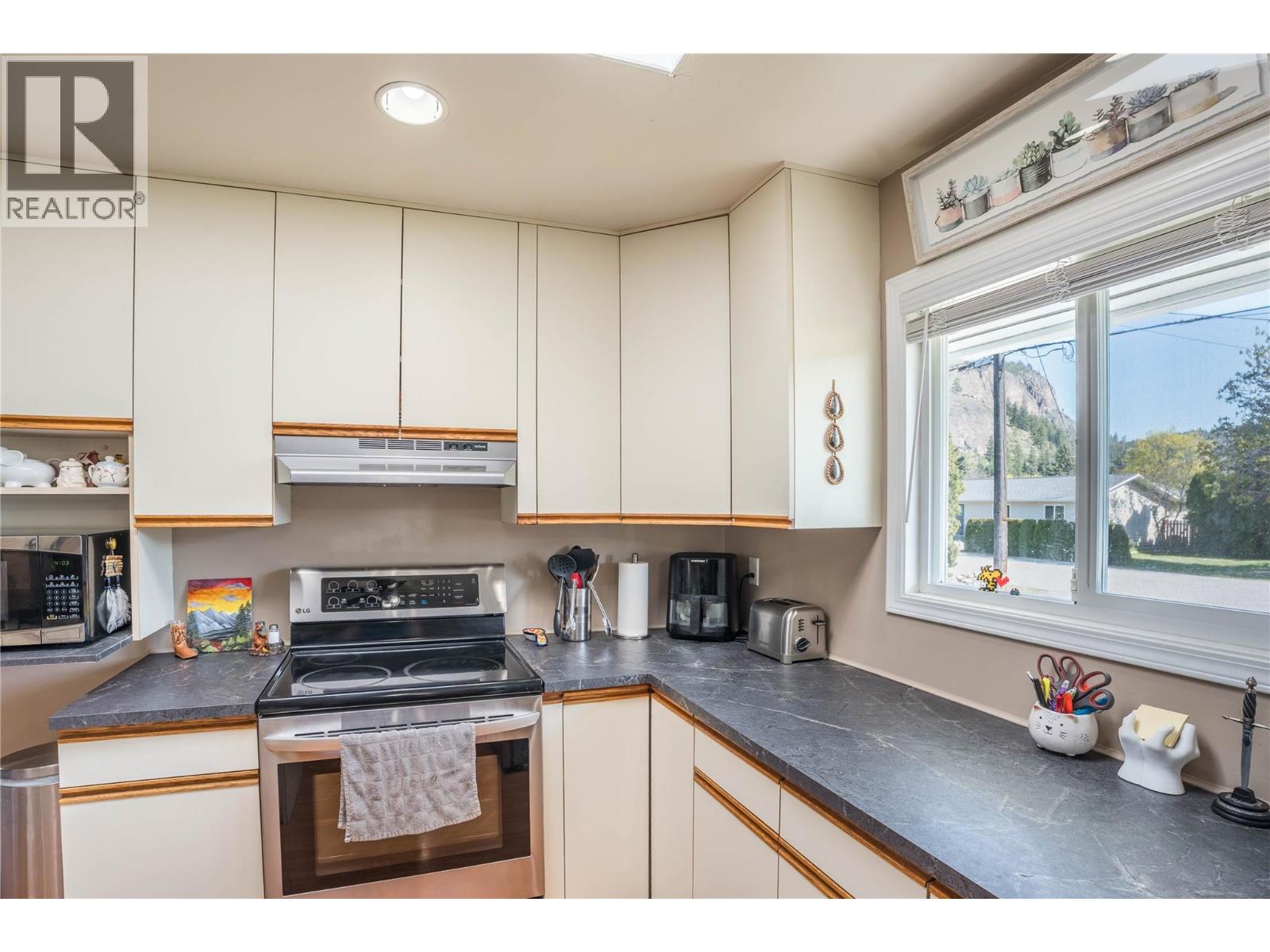 12240 SAUNDERS Crescent, Summerland