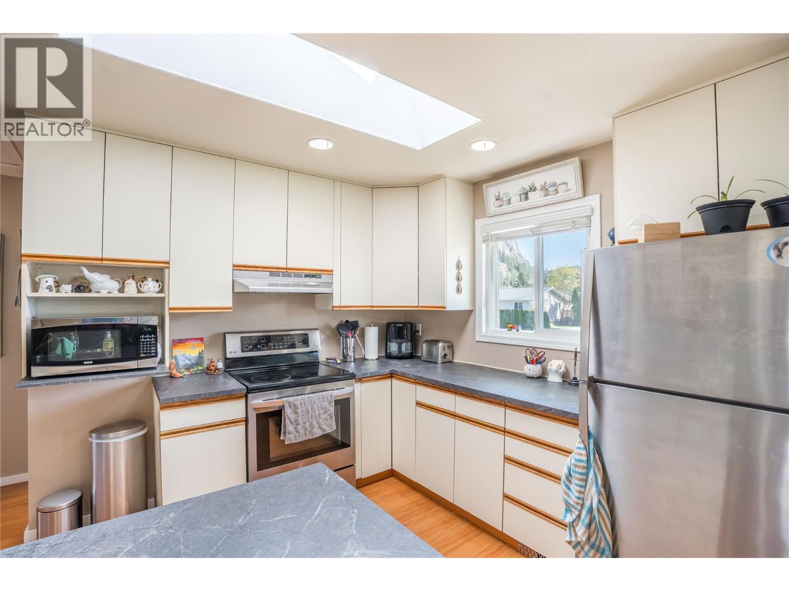 12240 SAUNDERS Crescent, Summerland