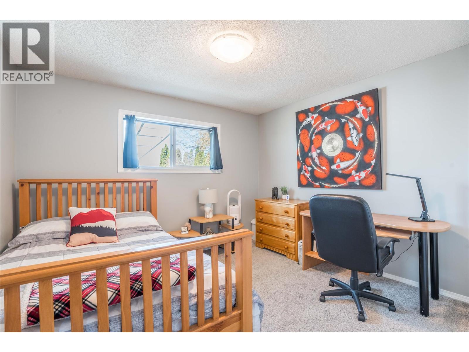 12240 SAUNDERS Crescent, Summerland