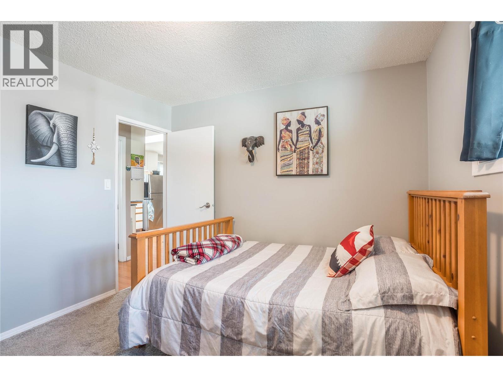 12240 SAUNDERS Crescent, Summerland