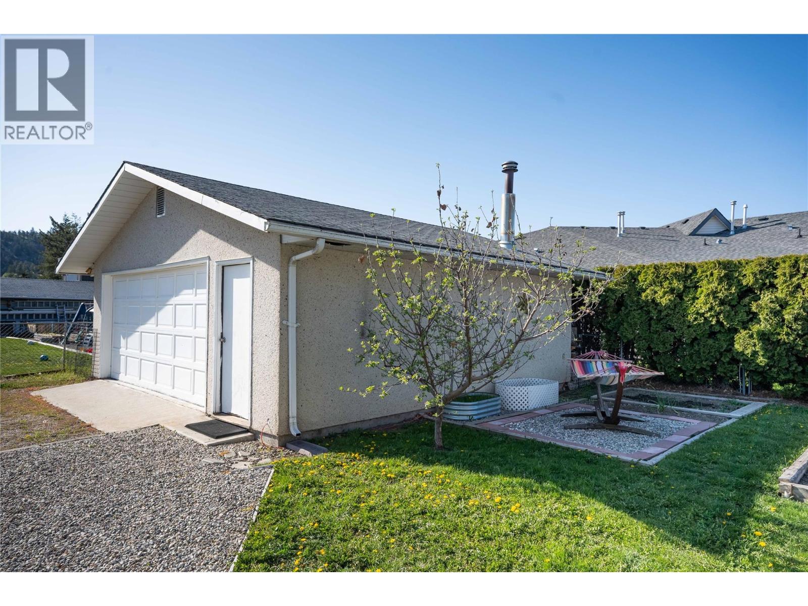 12240 SAUNDERS Crescent, Summerland