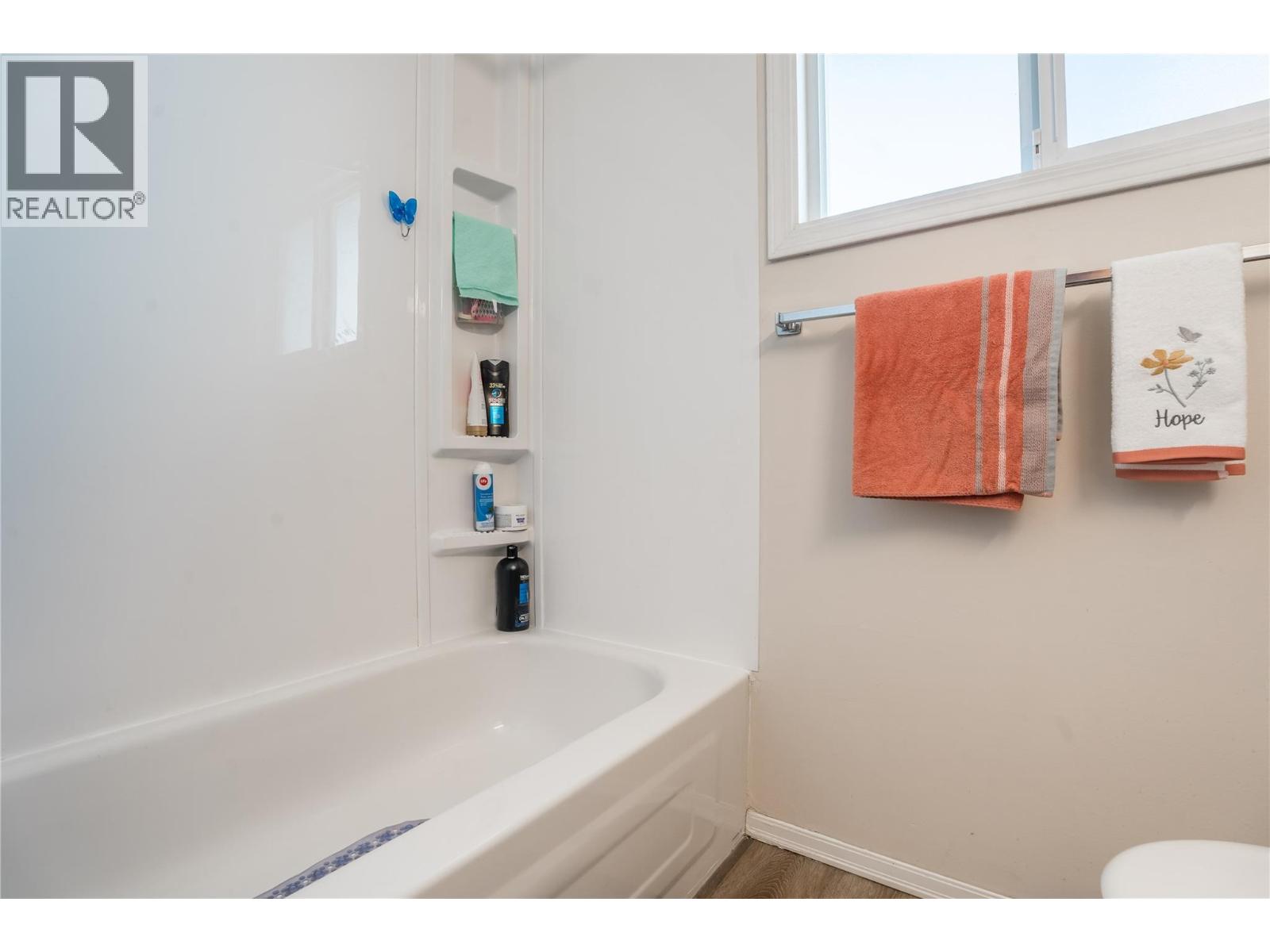 12240 SAUNDERS Crescent, Summerland