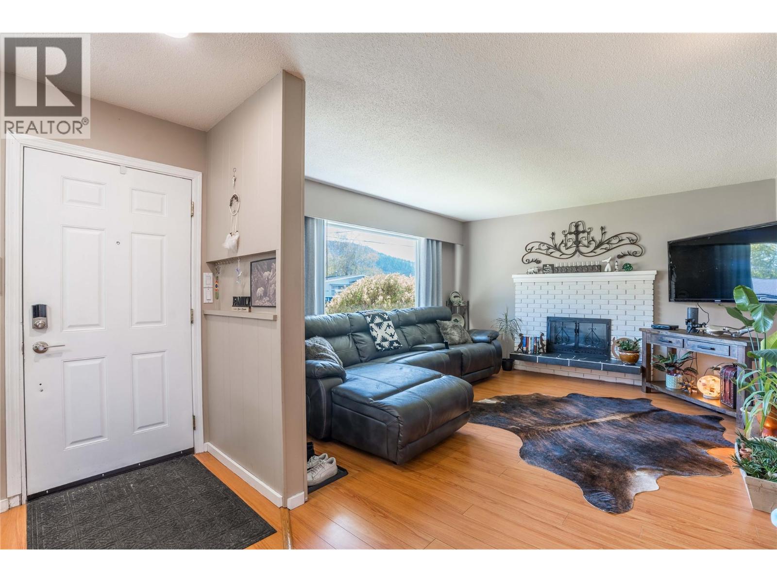 12240 SAUNDERS Crescent, Summerland