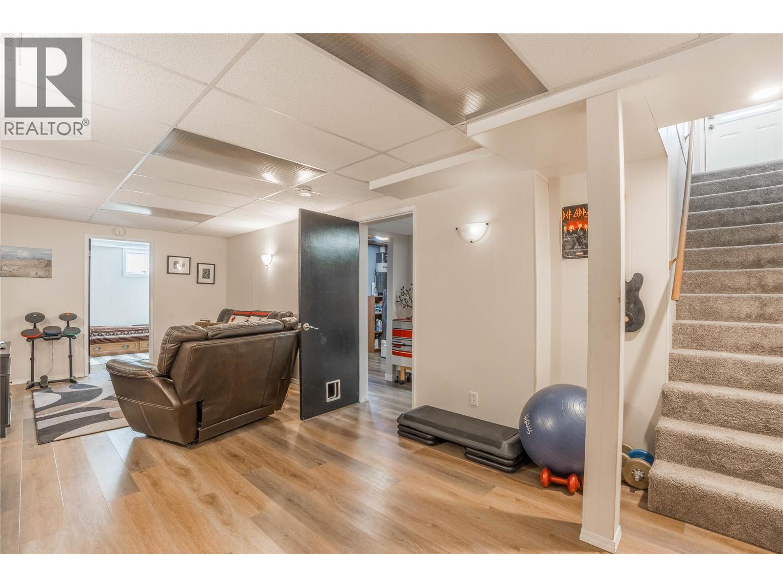 12240 SAUNDERS Crescent, Summerland