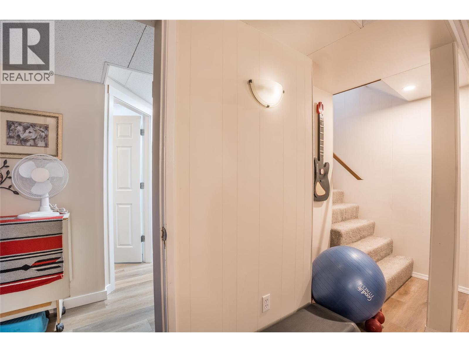 12240 SAUNDERS Crescent, Summerland