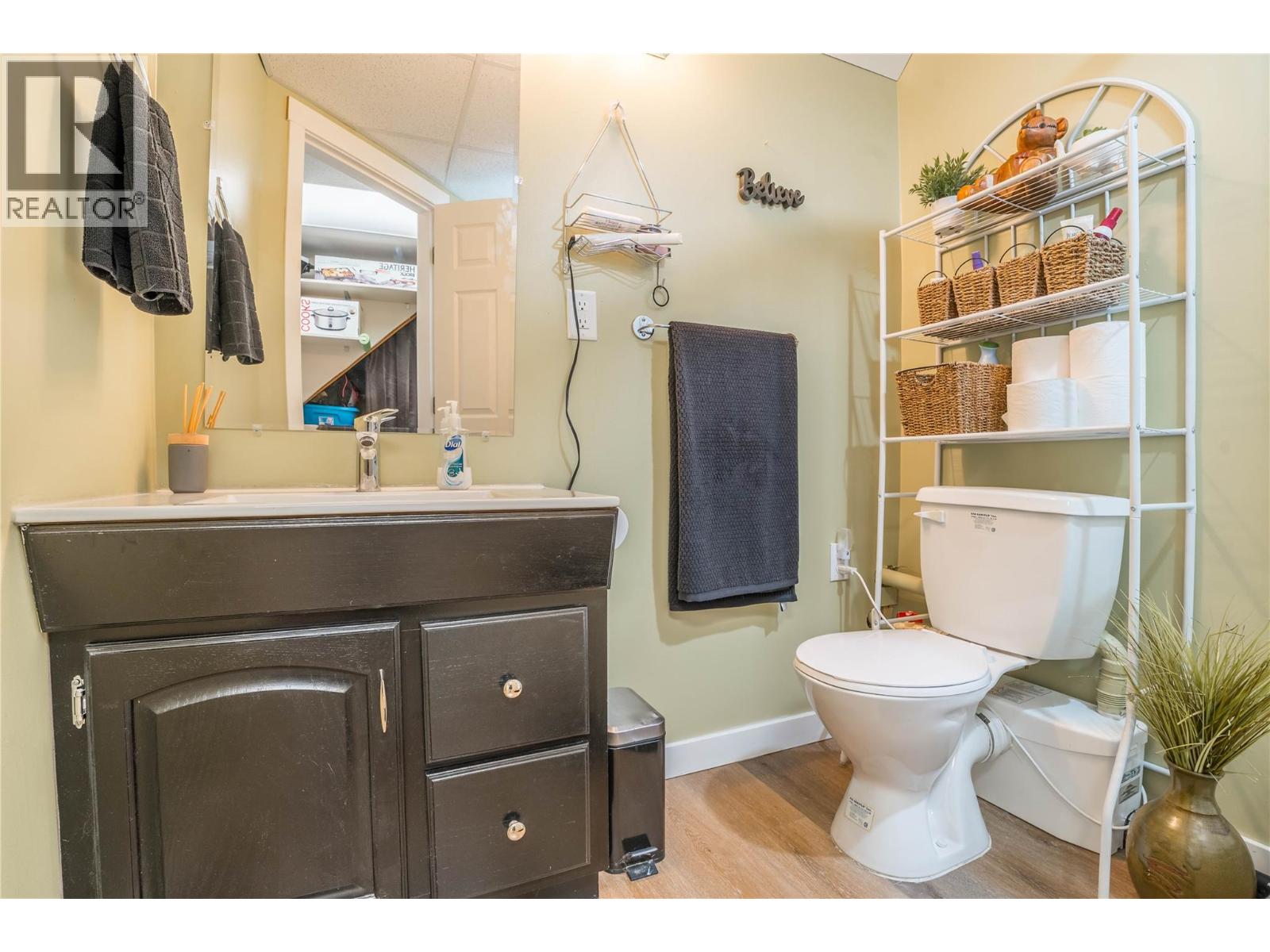 12240 SAUNDERS Crescent, Summerland