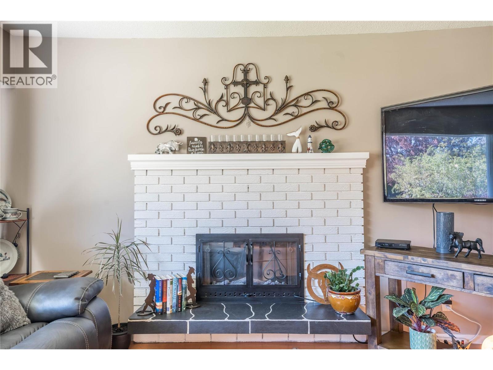 12240 SAUNDERS Crescent, Summerland