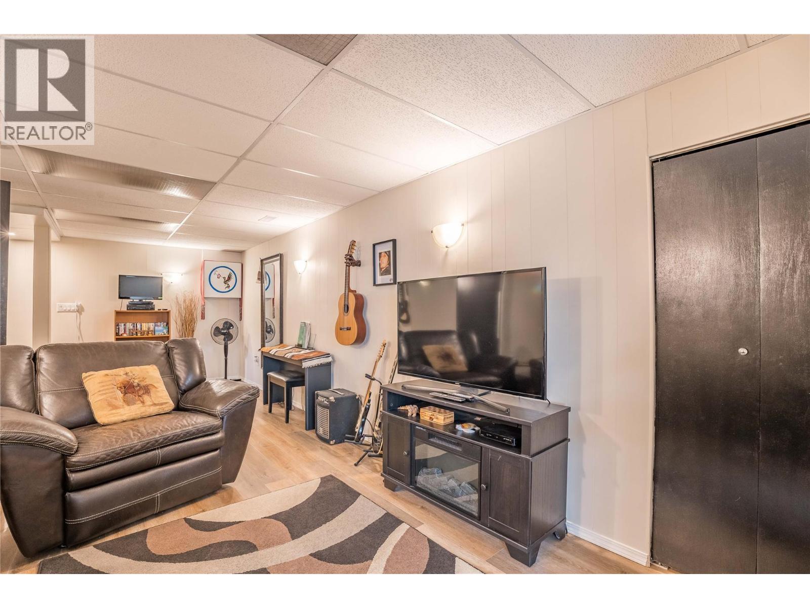 12240 SAUNDERS Crescent, Summerland