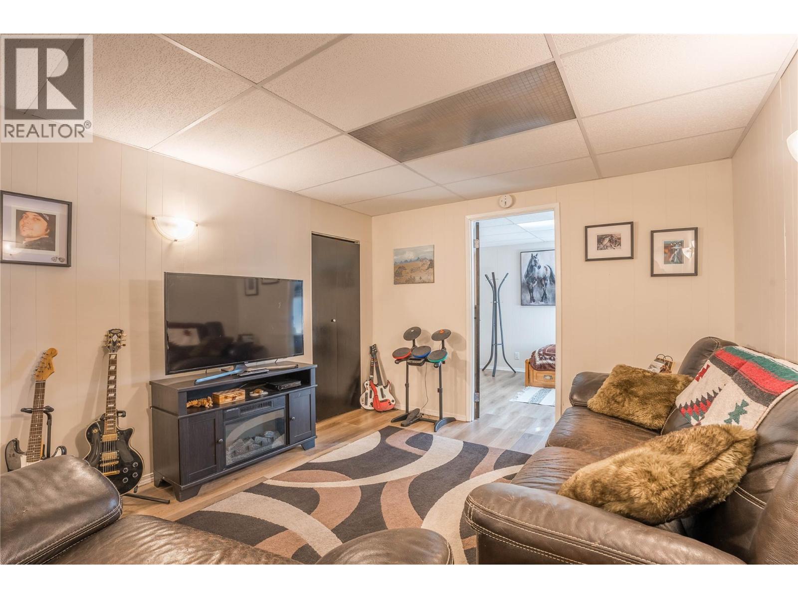 12240 SAUNDERS Crescent, Summerland