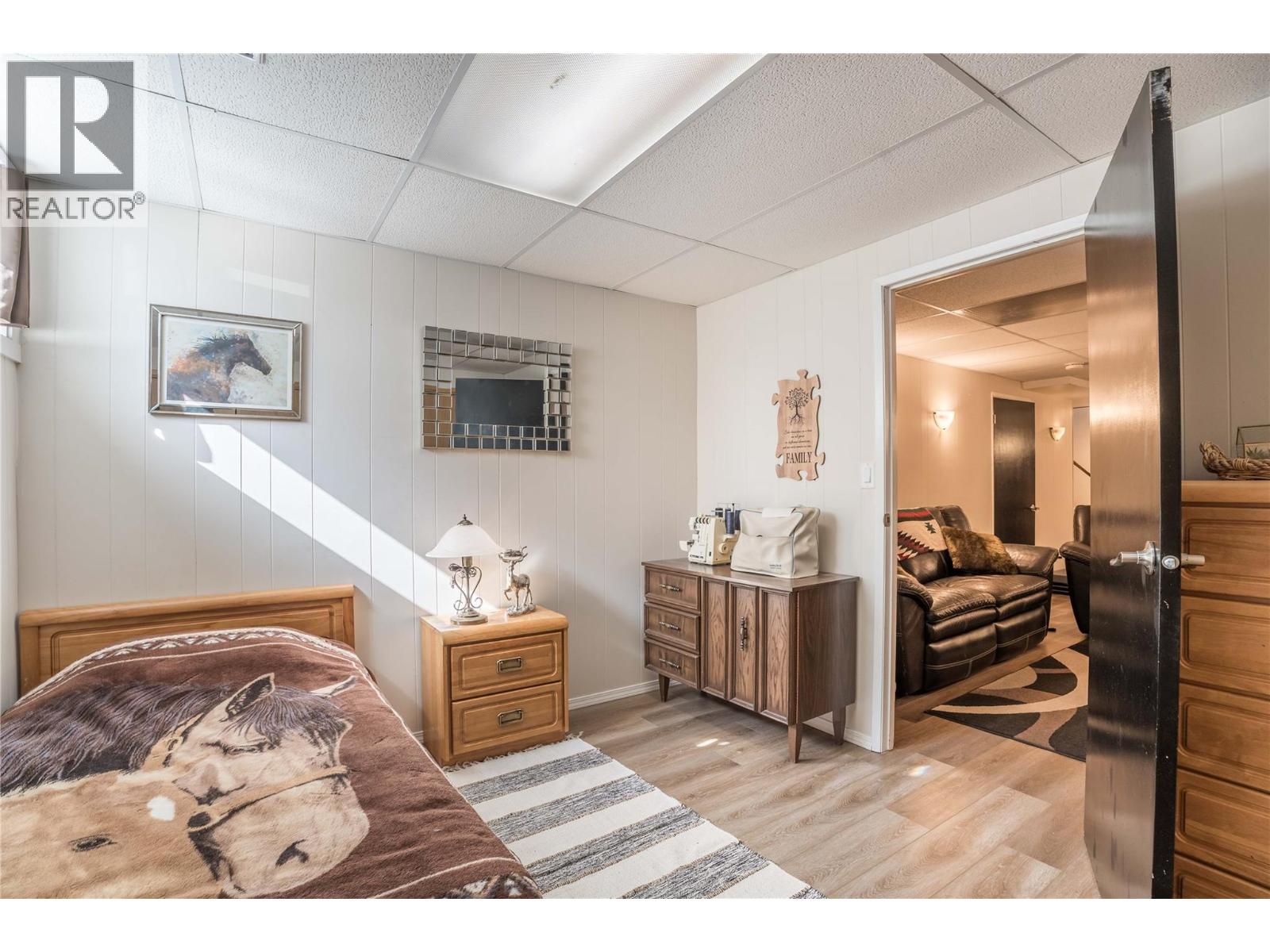 12240 SAUNDERS Crescent, Summerland