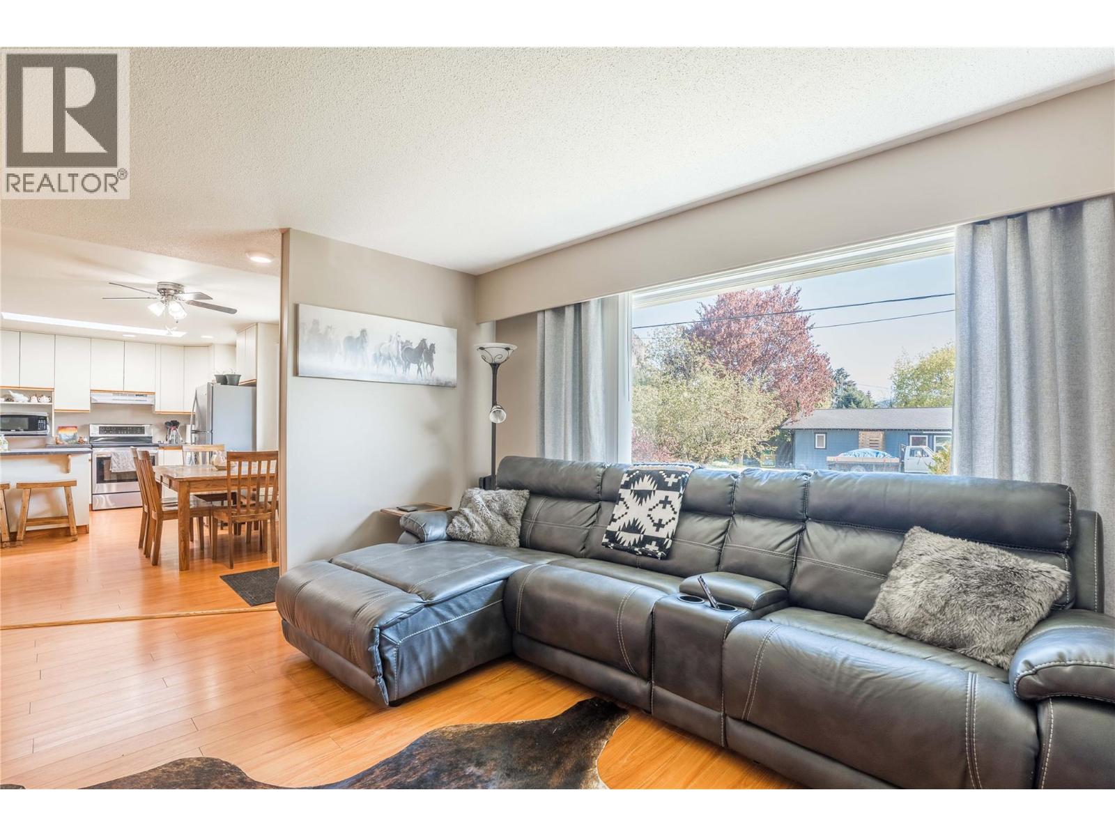12240 SAUNDERS Crescent, Summerland