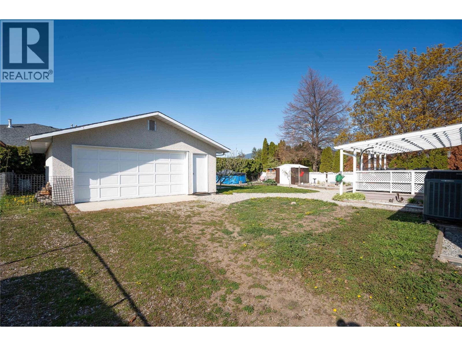 12240 SAUNDERS Crescent, Summerland