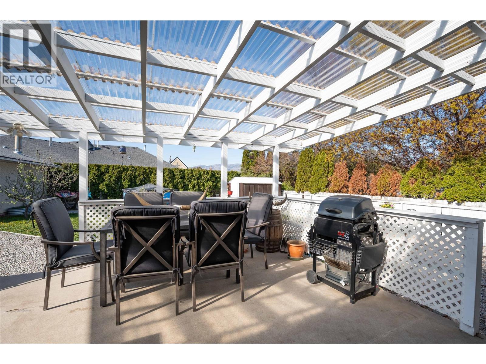 12240 SAUNDERS Crescent, Summerland