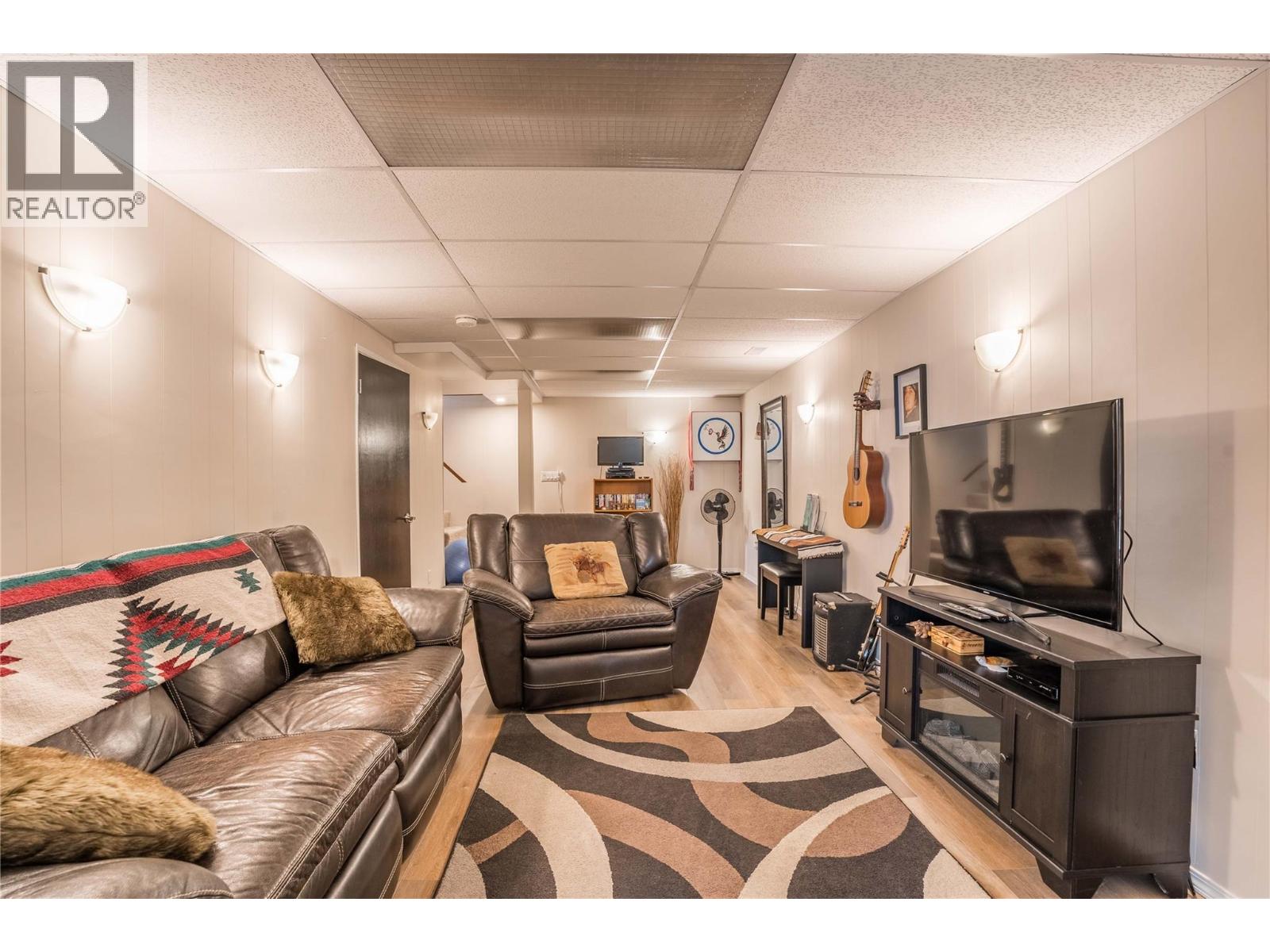 12240 SAUNDERS Crescent, Summerland