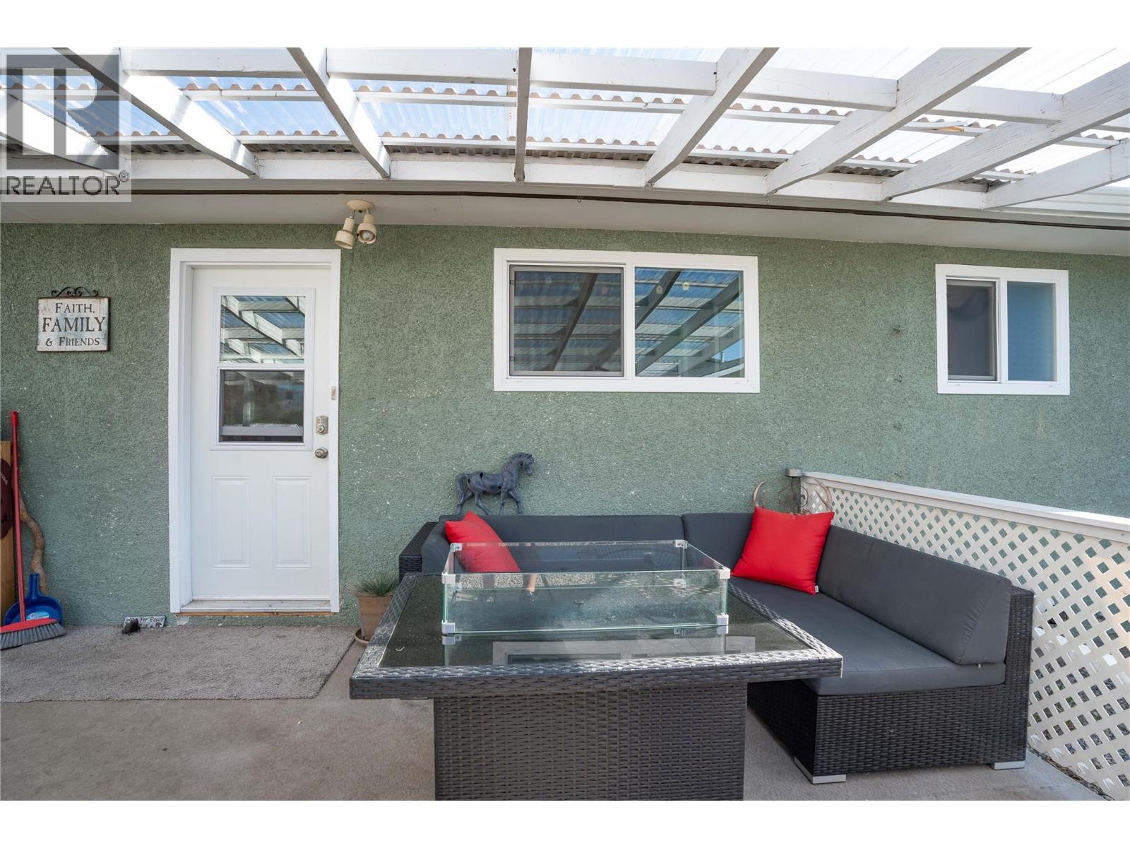 12240 SAUNDERS Crescent, Summerland