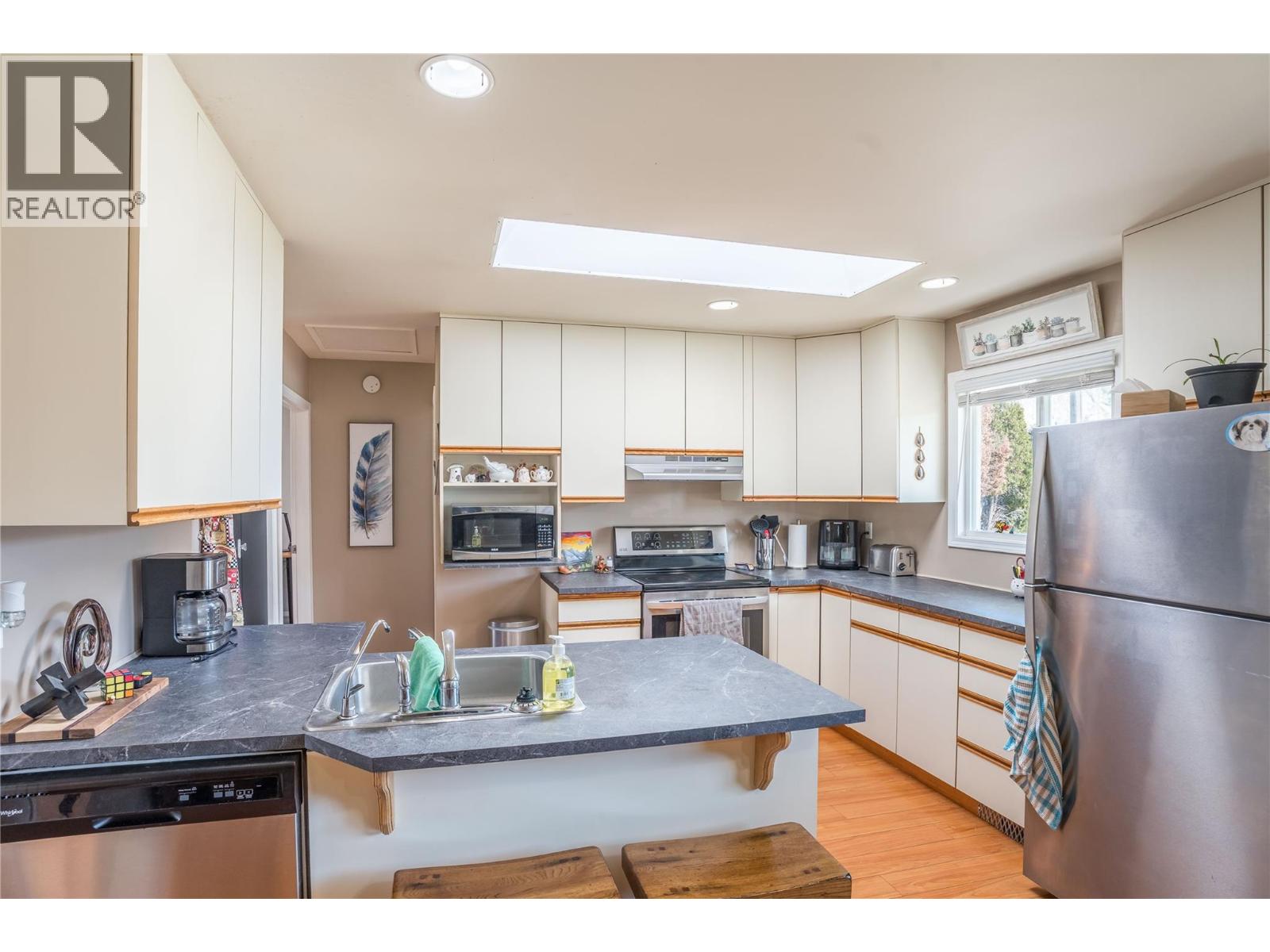 12240 SAUNDERS Crescent, Summerland